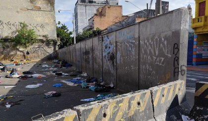 A prefeitura de São Paulo ergueu o muro na região da Cracolândia, em São Paulo. O tapume utilizado no local era constantemente danificado e foi removido. (Foto: CNN) A prefeitura de São Paulo ergueu o muro na região da Cracolândia, em São Paulo. O tapume utilizado no local era constantemente danificado e foi removido. (Foto: CNN)