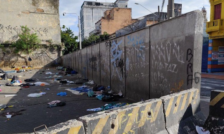 A prefeitura de São Paulo ergueu o muro na região da Cracolândia, em São Paulo. O tapume utilizado no local era constantemente danificado e foi removido.