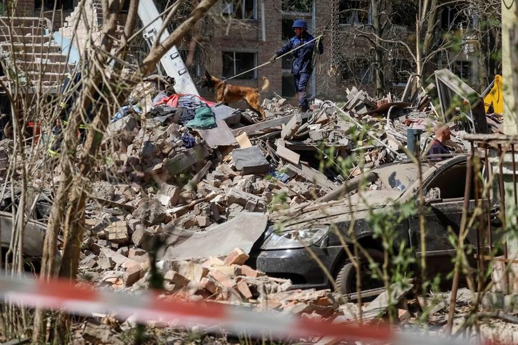 Área após ataque de míssil pela Rússia em Kiev24/04/2025REUTERS/Alina Smutko