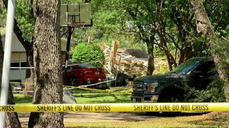 As consequências da explosão da residência são vistas em Austin, Texas, neste domingo.