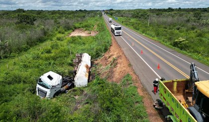Cerca de 200 toneladas de terra são removidas após derramamento de produto químico na BR-343, no Piauí (Foto: Divulgação/Semarh) Cerca de 200 toneladas de terra são removidas após derramamento de produto químico na BR-343, no Piauí (Foto: Divulgação/Semarh)