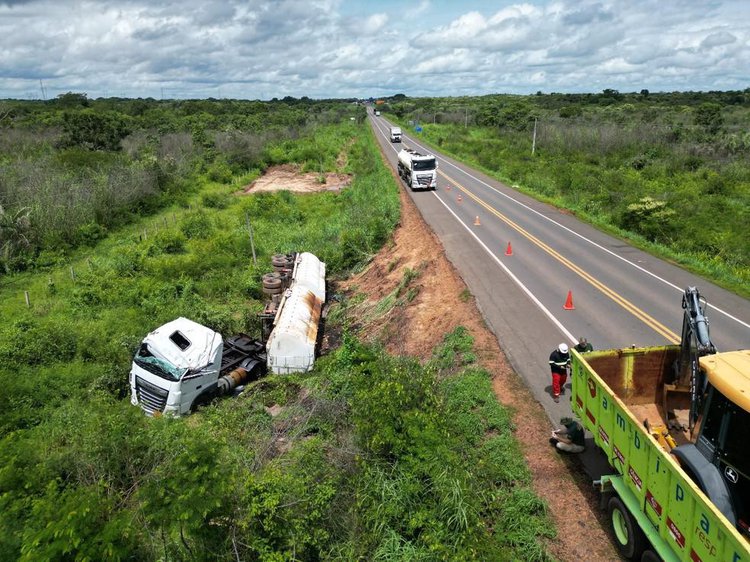 Cerca de 200 toneladas de terra são removidas após derramamento de produto químico na BR-343, no Piauí