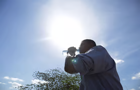 chuvas isoladas e temperaturas máximas de 37ºC e mínimas de 17ºC com umidade mínima de 35%.