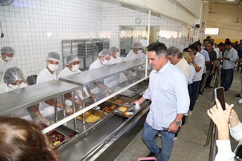 Ciro ouve moradores e comerciantes durante visita ao centro