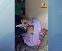 Criança é encontrada com o pai, que colaborou com a polícia na recuperação da mochila. Suspeitas são presas por tráfico de drogas, corrupção de menores e receptação. Nenhuma delas tinha antecedentes criminais (Foto: Reprodução) Criança é encontrada com o pai, que colaborou com a polícia na recuperação da mochila. Suspeitas são presas por tráfico de drogas, corrupção de menores e receptação. Nenhuma delas tinha antecedentes criminais (Foto: Reprodução)
