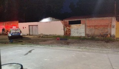 Criminosos matam frentista com tiros na cabeça e atingem mulher que estava dentro de casa em Teresina (Foto: Francisco Filho) Criminosos matam frentista com tiros na cabeça e atingem mulher que estava dentro de casa em Teresina (Foto: Francisco Filho)