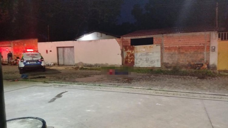 Criminosos matam frentista com tiros na cabeça e atingem mulher que estava dentro de casa em Teresina