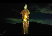 Cristo Redentor ganha projeção segurando vira-lata caramelo para promover adoção de animais
