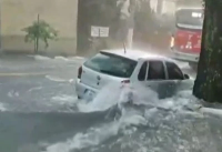 Enchentes e carros submersos: Quem paga essa conta? (Foto: Reprodução) Enchentes e carros submersos: Quem paga essa conta? (Foto: Reprodução)