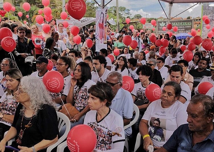 Familiares das vítimas do rompimento da barragem em Brumadinho prestam homenagens aos falecidos.
