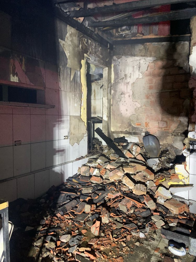 Fogo causou perda total de equipamentos em hamburgueria e ameaçou condomínio próximo