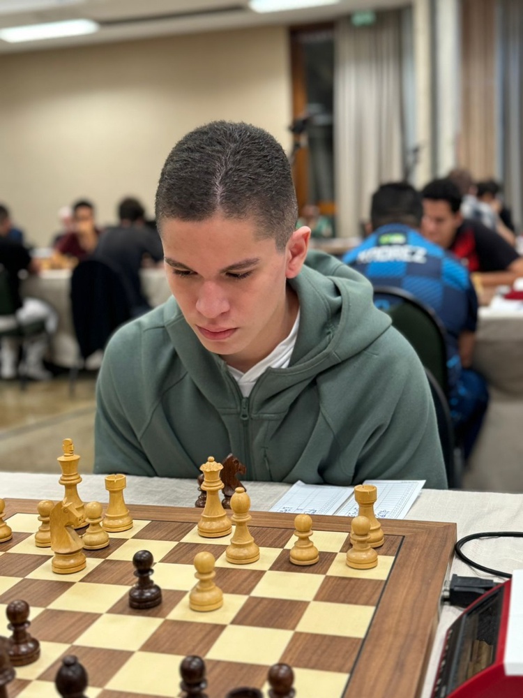 Henrique Veloso começou a jogar xadrez aos 13 anos, na escola.