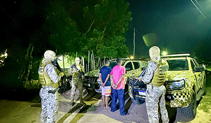 Homens são presos com armas, drogas e moto roubada em Teresina (Foto: BEPI/PMPI) Homens são presos com armas, drogas e moto roubada em Teresina (Foto: BEPI/PMPI)