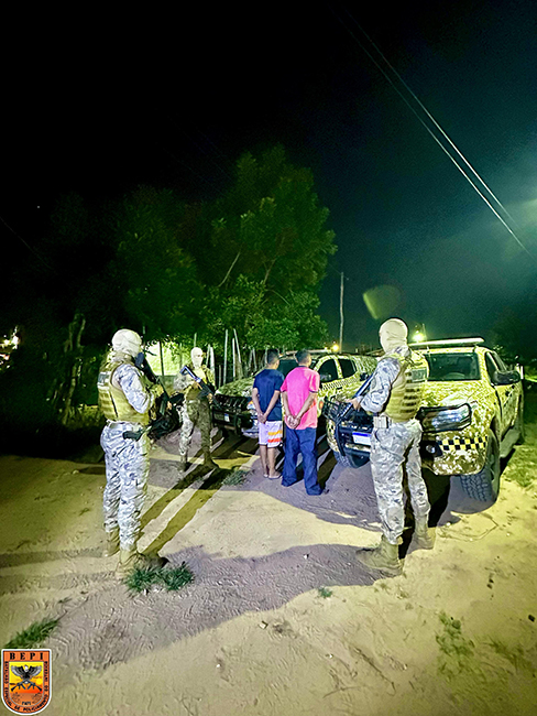 Homens são presos com armas, drogas e moto roubada em Teresina