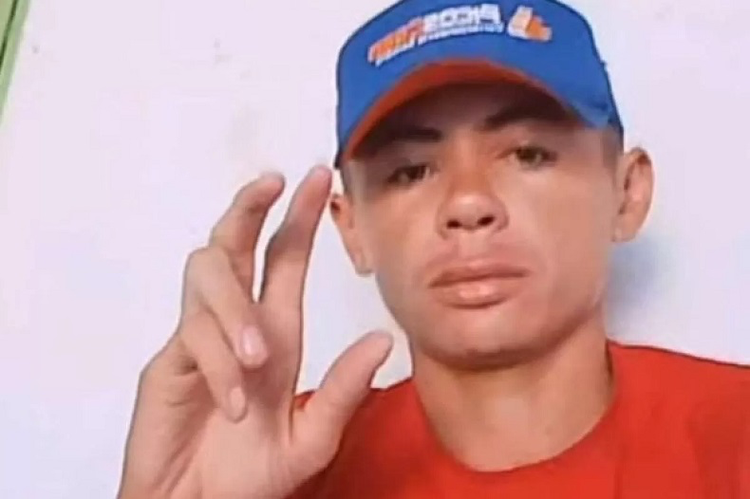 Homicídio motivado por conflitos pessoais e familiares premeditados.