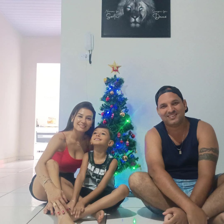 Michele, ao lado do marido e do filho Gustavo.