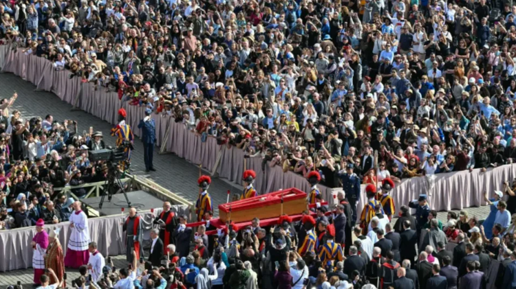 Milhares de pessoas foram se despedir do Papa Francisco.
