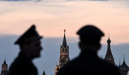 Militares russos na torre Spasskaya do Kremlin e na catedral de São Basílio, no centro de Moscou. (Foto: Reprodução) Militares russos na torre Spasskaya do Kremlin e na catedral de São Basílio, no centro de Moscou. (Foto: Reprodução)