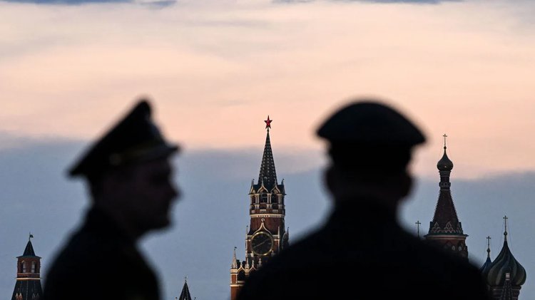 Militares russos na torre Spasskaya do Kremlin e na catedral de São Basílio, no centro de Moscou.
