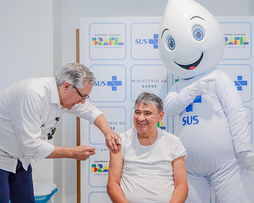 Ministros reforçam campanha de vacinação com aplicação simbólica de doses