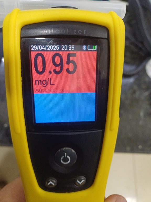 Motorista dirigia na contramão e apresentou alto teor de álcool no teste do bafômetro.