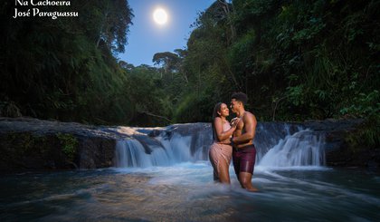 Na cachoeira (Foto: Gerado por IA)