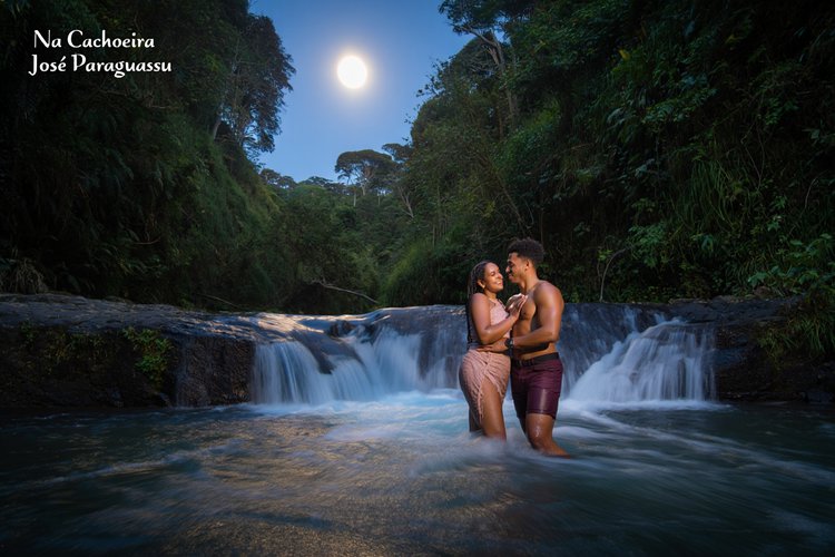 Na cachoeira
