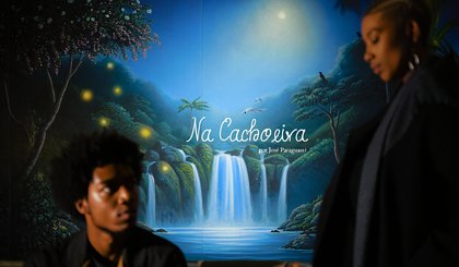 Na cachoeira (Foto: Gerado por IA)
