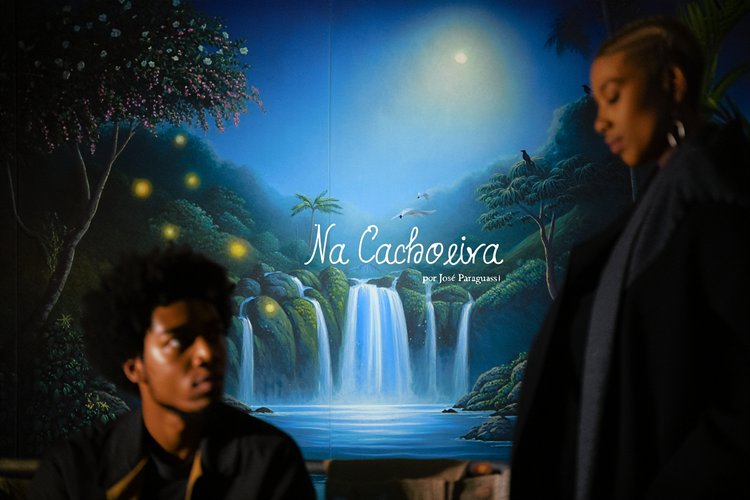 Na cachoeira