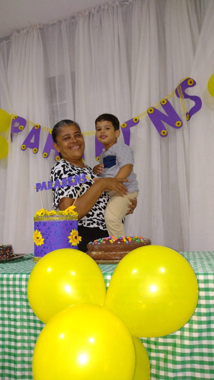 (Núbia Amorim e o neto)