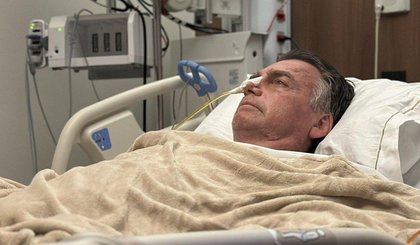 O ex-presidente Jair Bolsonaro no Hospital DF Star, em Brasília, onde se recupera de procedimento para desobstrução intestinal. (Foto: Redes sociais/Reprodução) O ex-presidente Jair Bolsonaro no Hospital DF Star, em Brasília, onde se recupera de procedimento para desobstrução intestinal. (Foto: Redes sociais/Reprodução)