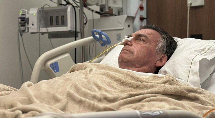 O ex-presidente Jair Bolsonaro no Hospital DF Star, em Brasília, onde se recupera de procedimento para desobstrução intestinal.