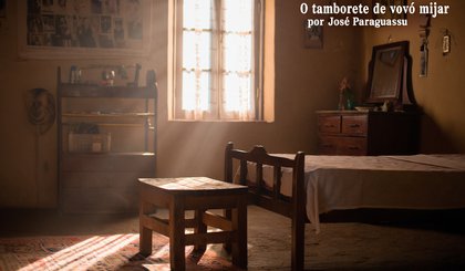 O tamborete de vovó mijar (Foto: Gerado por IA) O tamborete de vovó mijar (Foto: Gerado por IA)