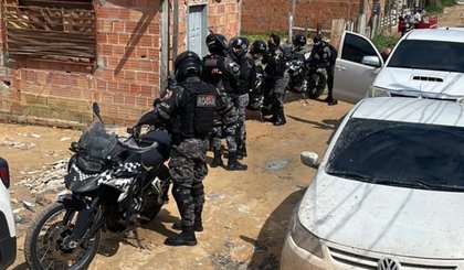 Operação teve como objetivo dar cumprimento a dois mandados de prisão preventiva e um mandado de busca e apreensão para desarticular a facção. (Foto: Divulgação/FICCO-AM)