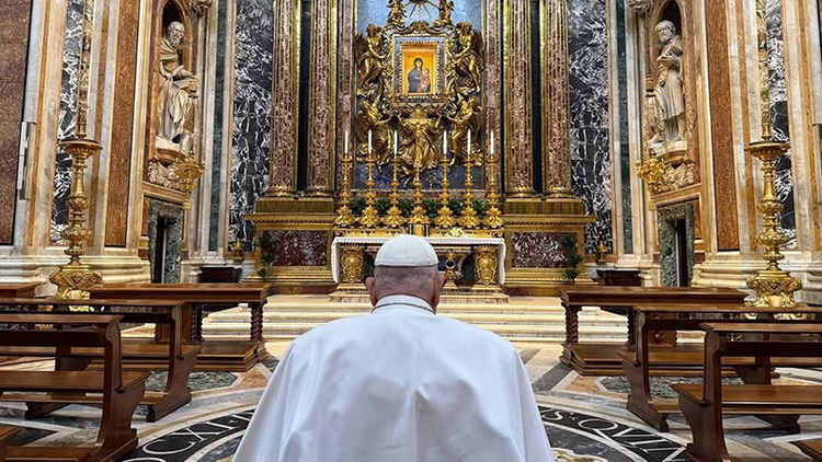 Papa visita basílica em Roma enquanto segue em recuperação de pneumonia.