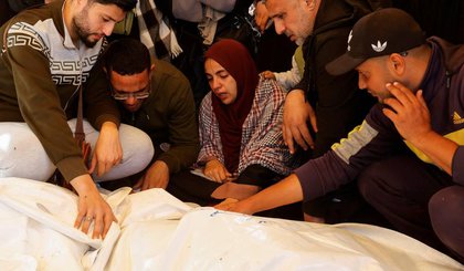Pessoas em luto reagem perto do corpo de um palestino morto em ataques israelenses, no hospital Nasser, em Khan Younis, no sul da Faixa de Gaza, em 2 de abril de 2025. REUTERS/Hatem Khaled (Foto: Divulgação / InfoMoney)