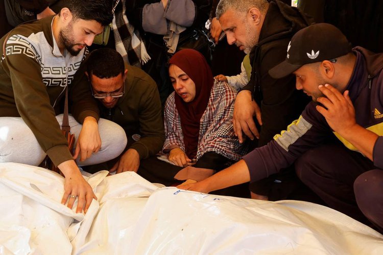 Pessoas em luto reagem perto do corpo de um palestino morto em ataques israelenses, no hospital Nasser, em Khan Younis, no sul da Faixa de Gaza, em 2 de abril de 2025. REUTERS/Hatem Khaled