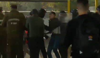 Policia em confronto com torcedores do Colo-Colo do lado de fora do Estádio Monumental• Reprodução/TVN (Foto: Reprodução/TVN) Policia em confronto com torcedores do Colo-Colo do lado de fora do Estádio Monumental• Reprodução/TVN (Foto: Reprodução/TVN)