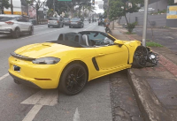 Porsche bate em poste e é abandonado em BH; motorista foge após acidente