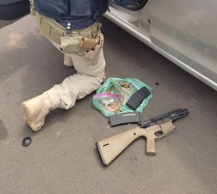 PRF apreende fuzil, munições e dinheiro em carro durante abordagem na capital Teresina.