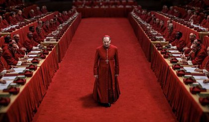 Ralph Fiennes, como o cardeal Lawrence, comanda o conclave e administra os egos dos cardeais (Foto: Divulgação Diamond Films) Ralph Fiennes, como o cardeal Lawrence, comanda o conclave e administra os egos dos cardeais (Foto: Divulgação Diamond Films)