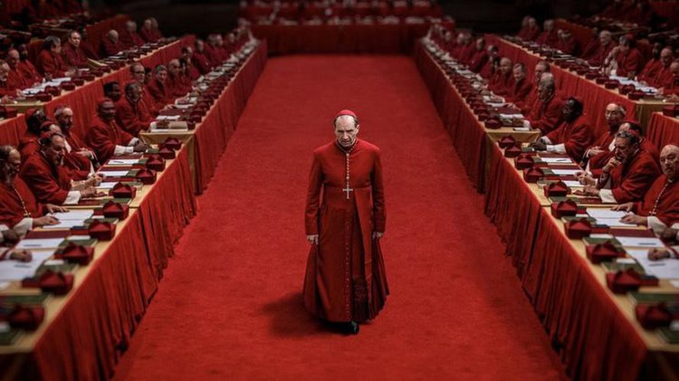 Ralph Fiennes, como o cardeal Lawrence, comanda o conclave e administra os egos dos cardeais