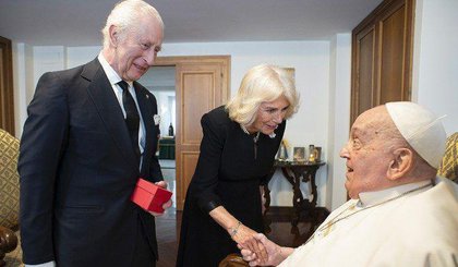 Rei Charles e rainha Camilla se encontram com papa Francisco. (Foto: Divulgação/Vaticano)