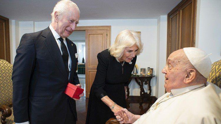 Rei Charles e rainha Camilla se encontram com papa Francisco.