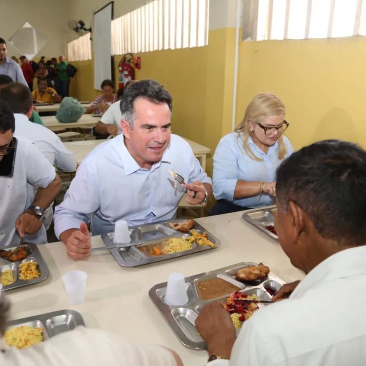 Senador Ciro Nogueira visita Teresina, caminha no Centro e almoça no bandejão