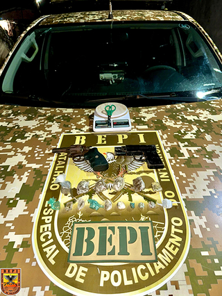 Suspeitos tentaram fugir ao ver a polícia, mas foram capturados com armas e drogas