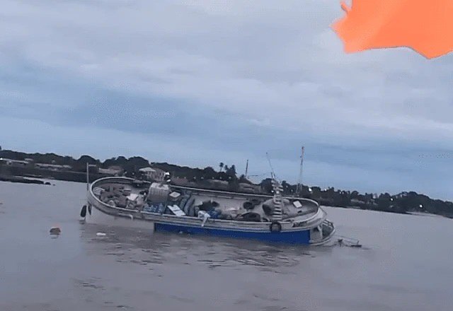 Uma embarcação com 60 passageiros e seis tripulantes naufragou, na noite desta sexta-feira