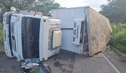 Veículo transportava frangos e interditou parcialmente a rodovia na zona rural de Floriano (Foto: Divulgação/PM) Veículo transportava frangos e interditou parcialmente a rodovia na zona rural de Floriano (Foto: Divulgação/PM)