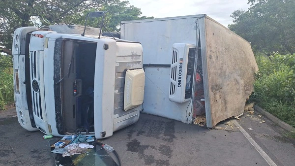Veículo transportava frangos e interditou parcialmente a rodovia na zona rural de Floriano