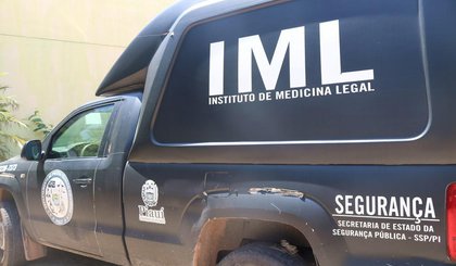 Viatura do Instituto de Medicina Legal (IML) (Foto: Bárbara Rodrigues/G1)